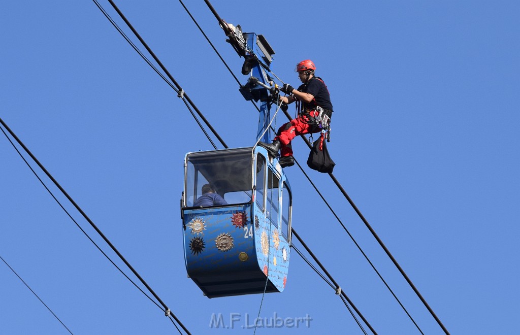 Koelner Seilbahn Gondel blieb haengen Koeln Linksrheinisch P330.JPG - Miklos Laubert